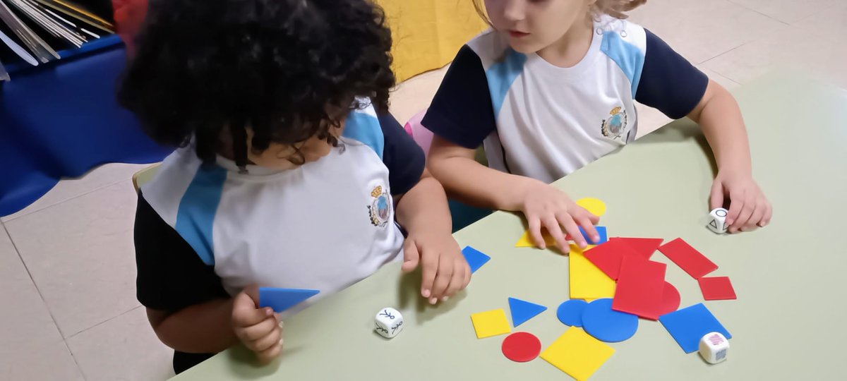 CalasancioAlic's tweet photo. Cuando los peques no saben si juegan o "trabajan"... el resultado siempre es fantástico. Los niños de 4 años aprenden formas geométricas en su día a día, disfrutan, juegan, experimentan... #matemáticasmanipulativas #estiempodesalir #emat #infanti https://t.co/7Y6t1hNv02