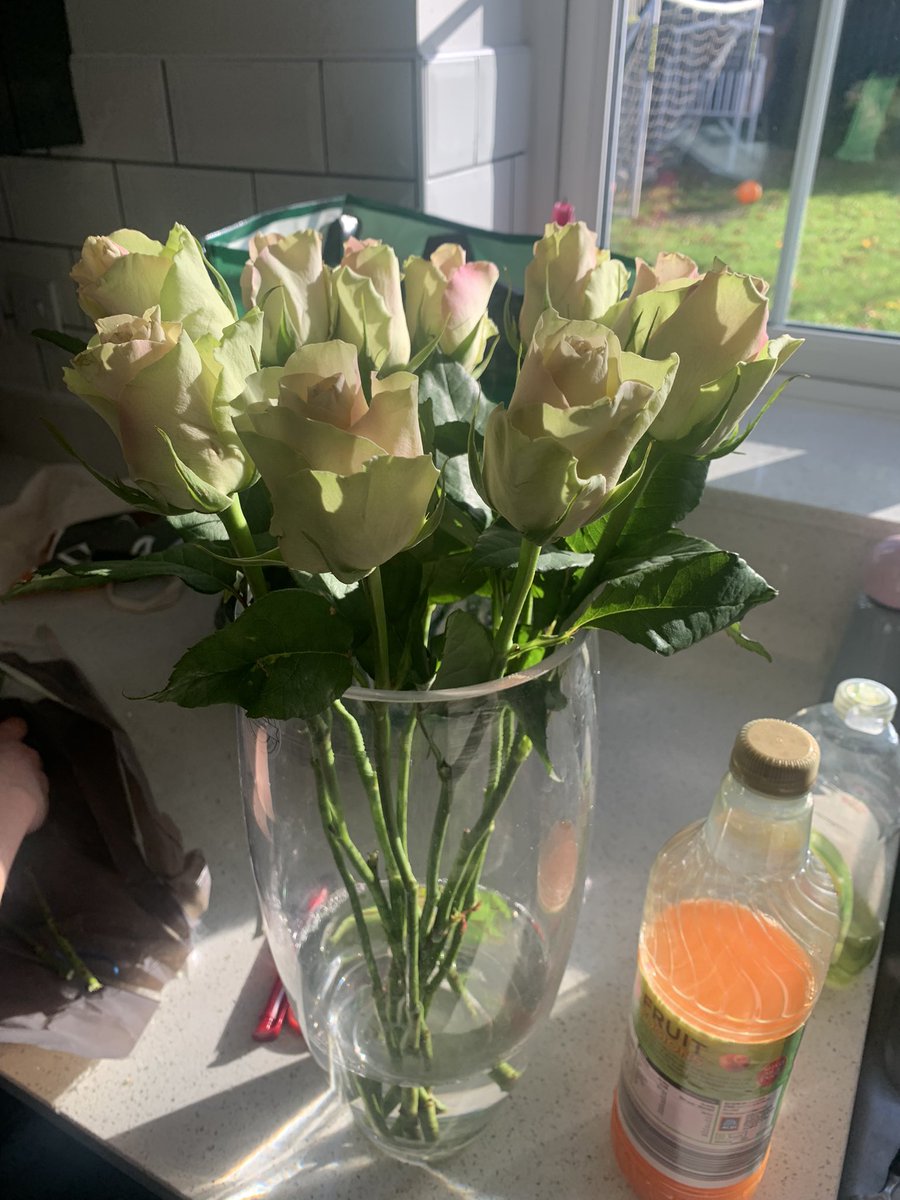 WilsonBexiboots's tweet photo. @marksandspencer took my best friend some of her fav flowers to cheer her up ,only for her to find two of them with missing heads, really disappointed . https://t.co/LY2kigmkNu