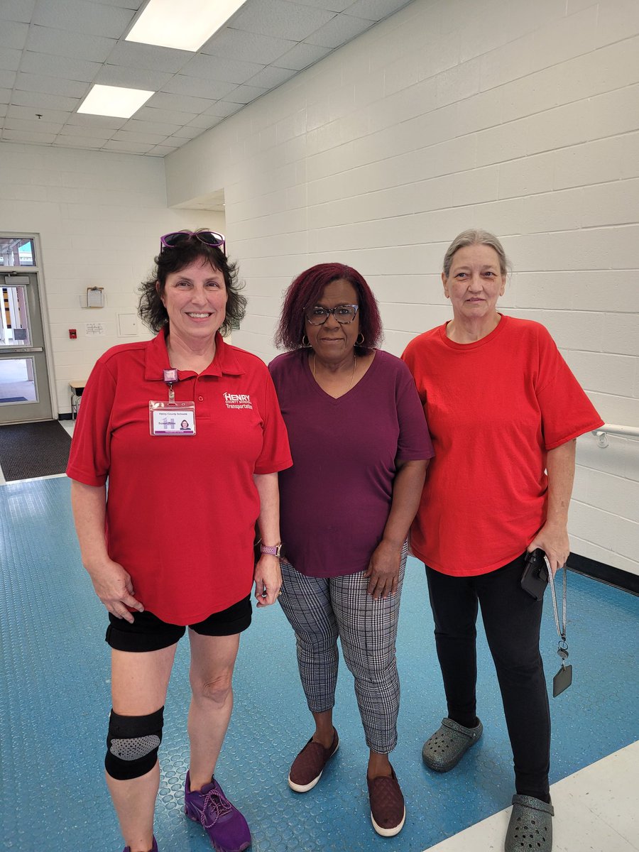 srlindstrom's tweet photo. Celebrating our wonderful bus drivers @RSE_HCS each day. #NationalBusdriverweek #bettertogether @JMosleyPD @bea_holmes1 https://t.co/OPE0dNm4nQ