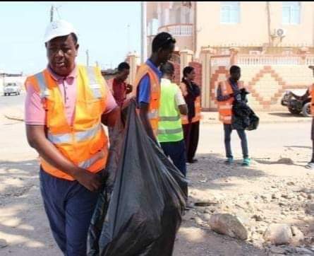 Assoweh4's tweet photo. Bravo! Et bonne continuation.
Voici le #Président de la commune de #Boulaos M. Abdoulkader Iman Aden montrant l'exemple lors de la journée d'action citoyenne organisée chaque samedi. https://t.co/5DG0zCnPqJ