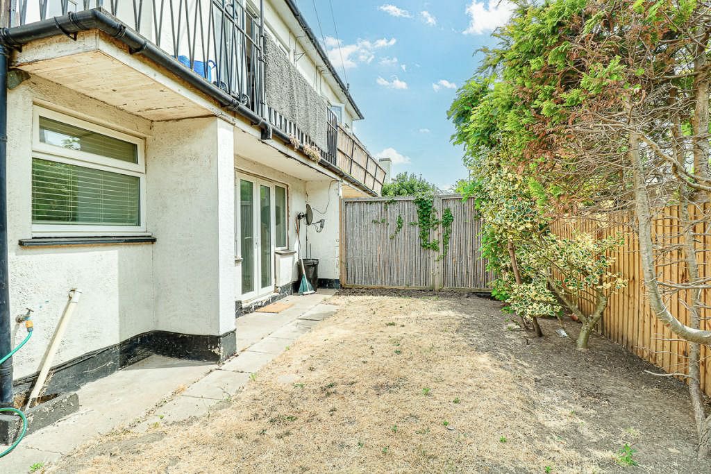 FOR SALE in Southend next to the seafront £245,000 by online auction 2 bed Garden flat ewemove.com/property/for-s…