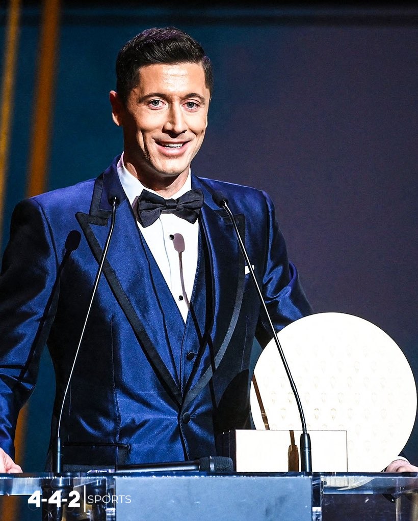 442Sports22's tweet photo. Lewandowski ganador del premio Gerd Müller.
Con un total de 57 goles en la temporada 21/22 entre la selección de Polonia y Bayern München Robert Lewandowski recibió por primera vez el premio al goleador de la temporada. 
#BallonDor #Lewandowski https://t.co/YpELaKkawt