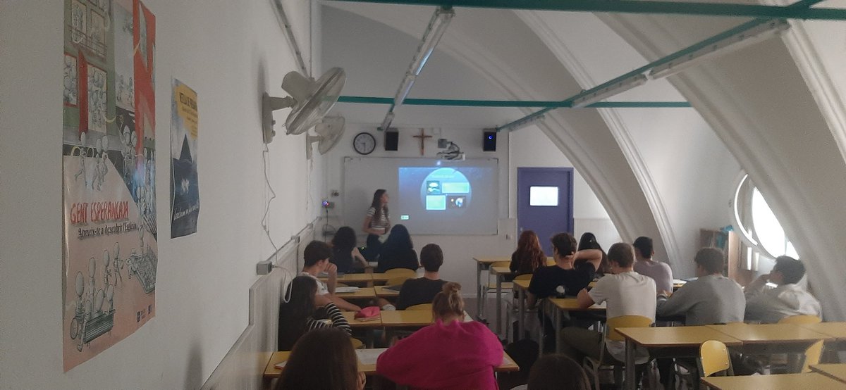 enricpiriz's tweet photo. Avui, els nois i noies de #2batx de #JEStgervasi han fet l'exposició del seu Treball de Recerca. Una passa més en el seu camí al batxillerat i en el seu creixent personal i acadèmic. Alumnat competent, conscient i compromès. 
Acompanyant vocacions des de l'escola. @JesuitesEdu https://t.co/rTLtSQcLtA