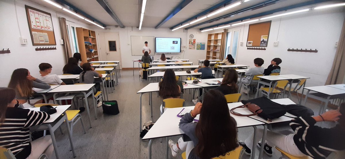 enricpiriz's tweet photo. Avui, els nois i noies de #2batx de #JEStgervasi han fet l'exposició del seu Treball de Recerca. Una passa més en el seu camí al batxillerat i en el seu creixent personal i acadèmic. Alumnat competent, conscient i compromès. 
Acompanyant vocacions des de l'escola. @JesuitesEdu https://t.co/rTLtSQcLtA