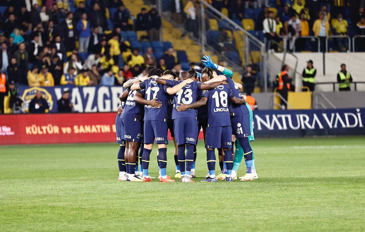gencfborg's tweet photo. FENERBAHÇEMİZ UMMADIK ANDA GELEN TÜM SEVİNÇLERİMİZ! 💪🏻 https://t.co/72ZeZfqz3t