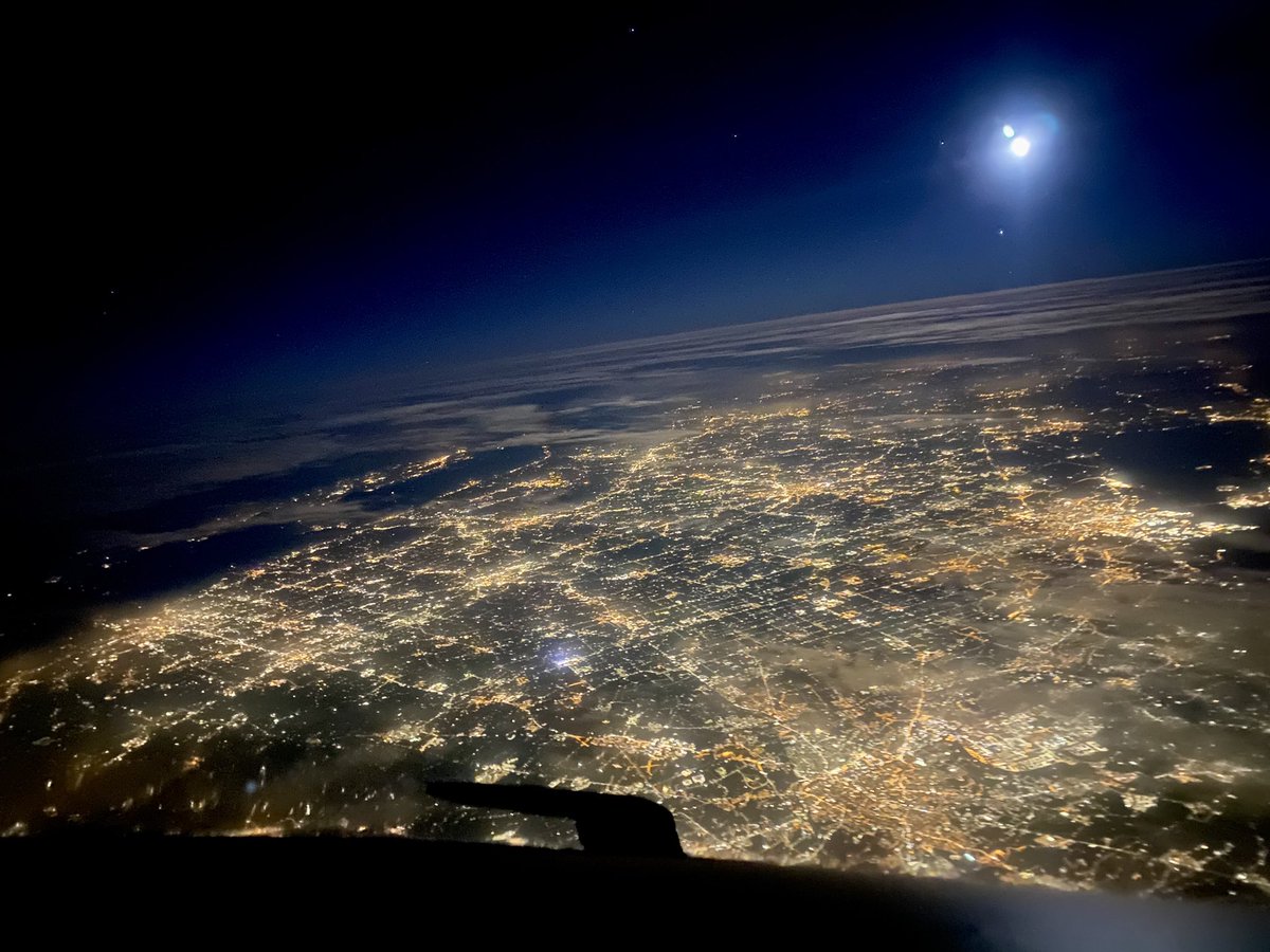 Heading home the other night at FL470. The clarity of the sky was incredible the RT was so quiet, it felt surreal. One of my favourite sectors so far. The photos don’t do it any justice. #learjet75