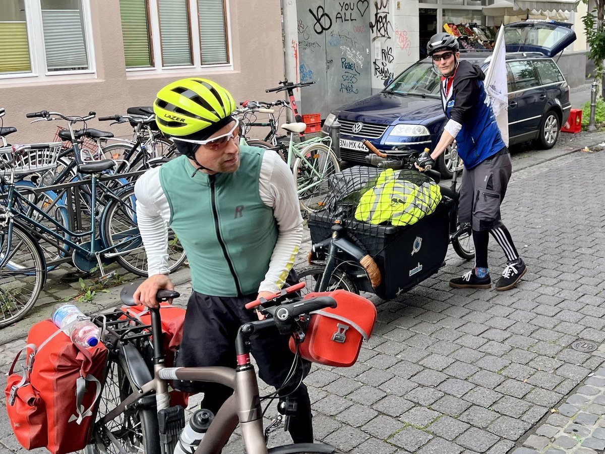 Endlich ist wieder Schokofahrtschokolade in Bonn: im Weltladen in der Maxstrasse!
Dieses mal brachte die Düsseldorfer schokofahrt die süße Fracht. 180 km extra für diesen ganz besonderen Lieferdienst. Einen ganz herzlichen Dank dafür.