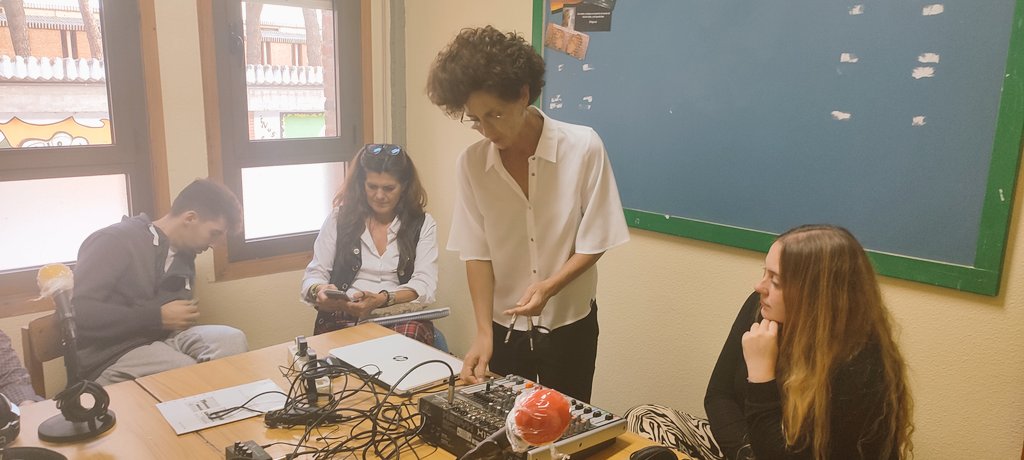 lauragsafa's tweet photo. Hoy hemos tenido la gran suerte de contar con @susanarctrancho en la formación de #radioescolar de @ValladolidSaFa @dialsafari. Introducir el audio en las aulas para motivar y llegar a todos los alumnos. @RadioEscolarVLL https://t.co/4pzYBrNMq2