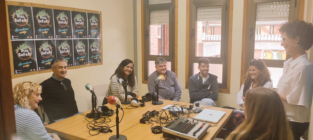lauragsafa's tweet photo. Hoy hemos tenido la gran suerte de contar con @susanarctrancho en la formación de #radioescolar de @ValladolidSaFa @dialsafari. Introducir el audio en las aulas para motivar y llegar a todos los alumnos. @RadioEscolarVLL https://t.co/4pzYBrNMq2