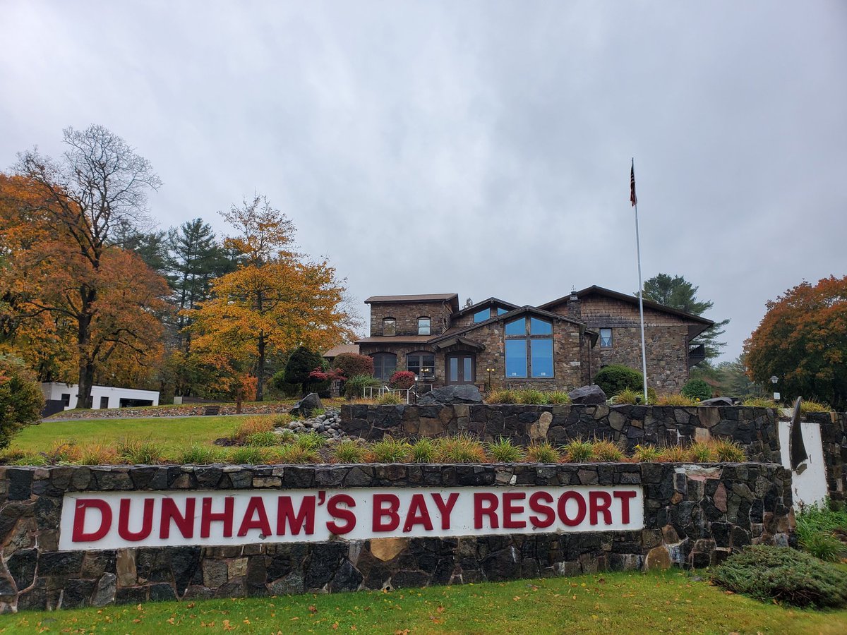 DunhamsBay's tweet photo. It's not as nice as sunshine but with colors like these we don't mind a little rain.

#rainyday #fall #nylovesfall #iloveny #ispyny #roamtheempire #upstateny #upstatenewyork #adk #adirondacks #adklife #warrencounty #warrencountyny #lakegeorge #lakegeorge365 #lakelife #mylgarea https://t.co/22F0b38hjM