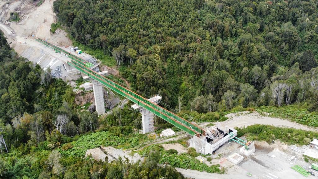 QuePasaChiloe's tweet photo. #Castro #Chiloe 
#ULTIMOMINUTO 
Paralizan obras de BYPASS de Castro: Empresa a cargo de la obra habría desvinculado a todos los trabajadores.
Desde Vialidad confirman que empresa se habria retirado de la obra.
En desarrollo https://t.co/ONMuHfCOqQ