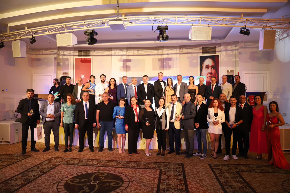 Tv Görüntü Kamera Çalışması dalında beni ‘Yılın Gazetecisi’ ‘ödülüne layık gören AGC yönetimize ve jürimize teşekkür ediyorum.