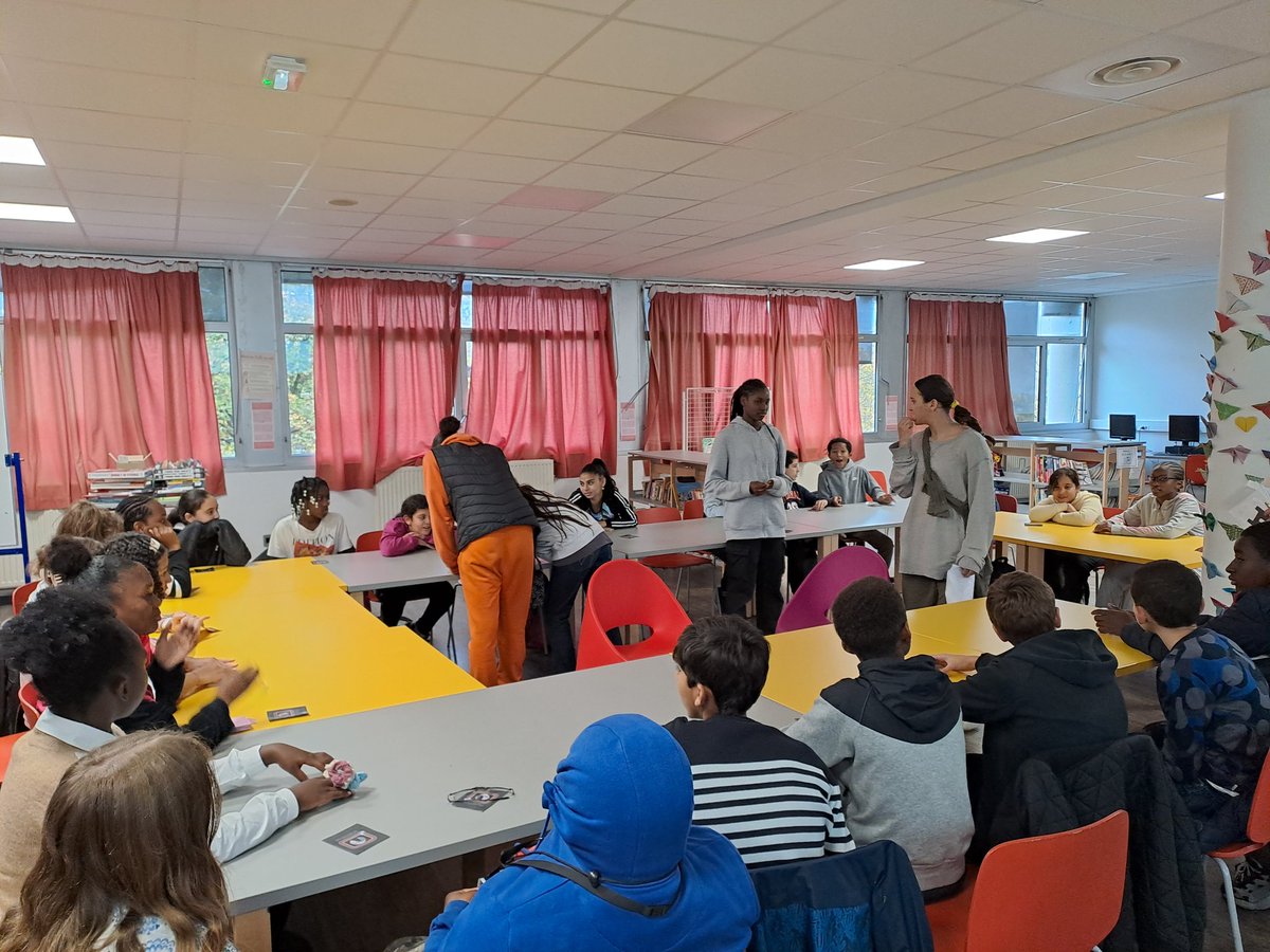 HDelpont's tweet photo. Spirit Week au collège Dulcie September à Arcueil. Bravo à l'équipe d'anglais du collège pour cette très belle initiative! Au programme : quizz, jeux et défilés. Le tout en anglais! @AcCreteil https://t.co/8ePu6Z0B1Y