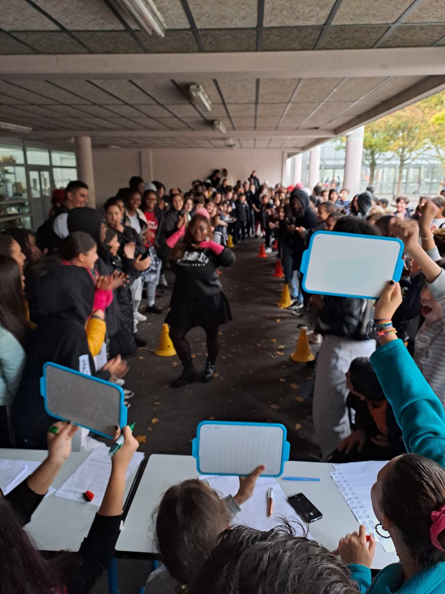 Spirit Week au collège Dulcie September à Arcueil. Bravo à l'équipe d'anglais du collège pour cette très belle initiative! Au programme : quizz, jeux et défilés. Le tout en anglais! <a href="/AcCreteil/">Académie de Créteil</a>