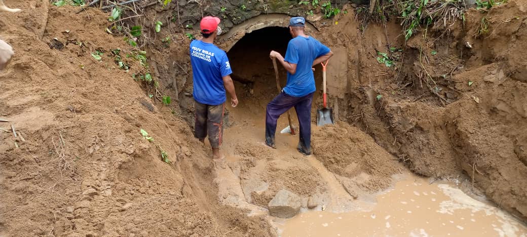 #17Oct | Iniciamos la semana desplegados por el municipio realizando limpieza y mantenimiento a la quebrada de Jobalito, parroquia Zuata. 

#Gobernamosparaservir 
#Aragua #LaPoesiaUneLosPueblos <a href="/NicolasMaduro/">Nicolás Maduro</a> <a href="/Soykarinacarpio/">Karina Carpio</a> <a href="/GobiernoAragua_/">Gobierno Aragua</a>