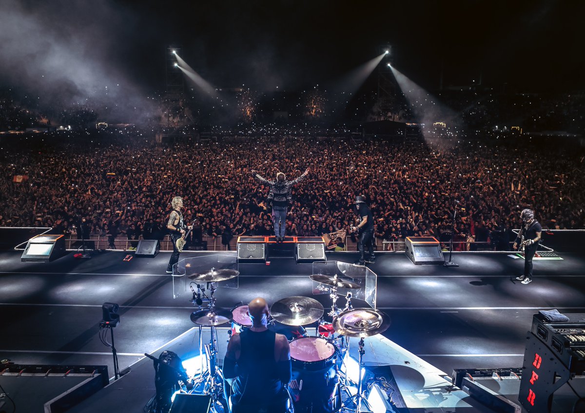 gunsnroses's tweet photo. Peru, what a night. Thank you for coming out! https://t.co/CTgQ9ZuDh2