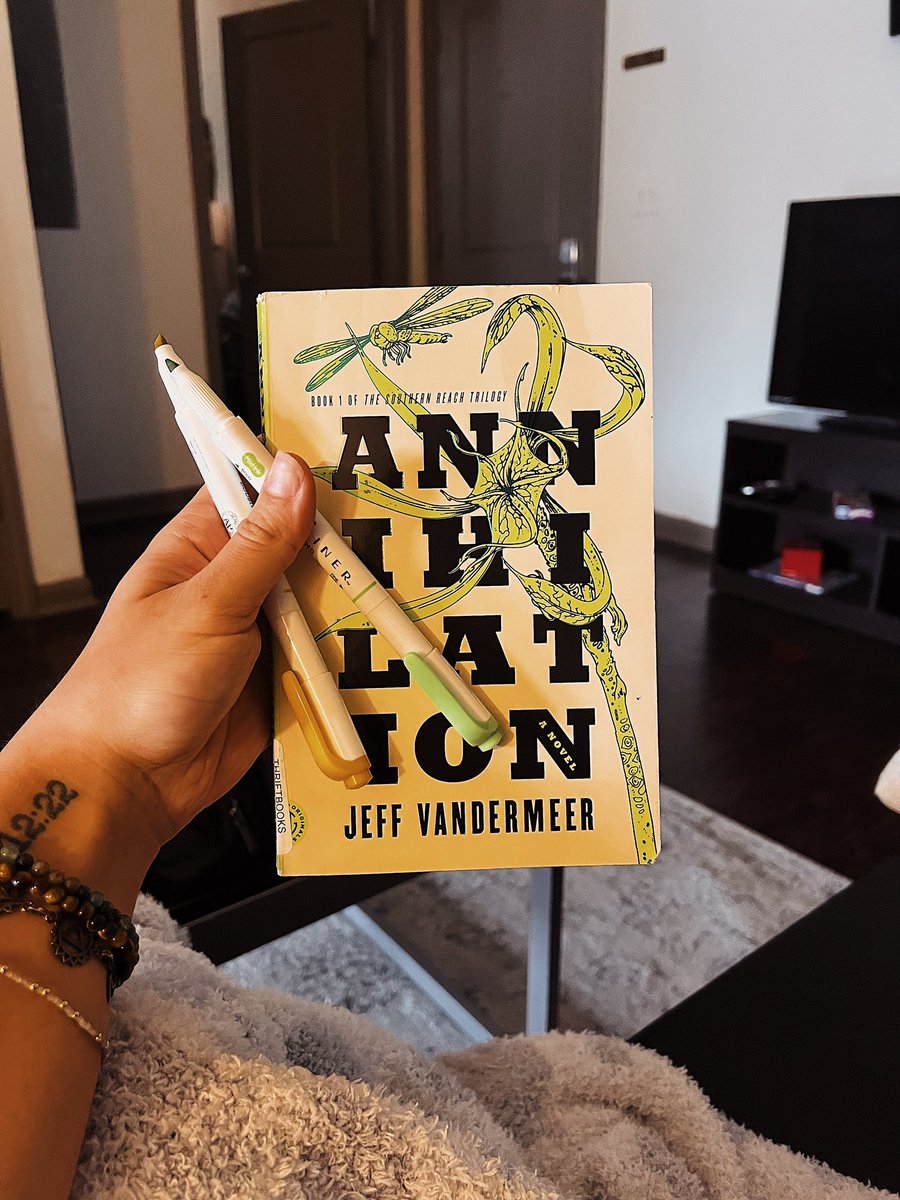 livi2chronicles's tweet image. reading this for my english studies course right now! #WritingCommmunity #annotate #read #book #college