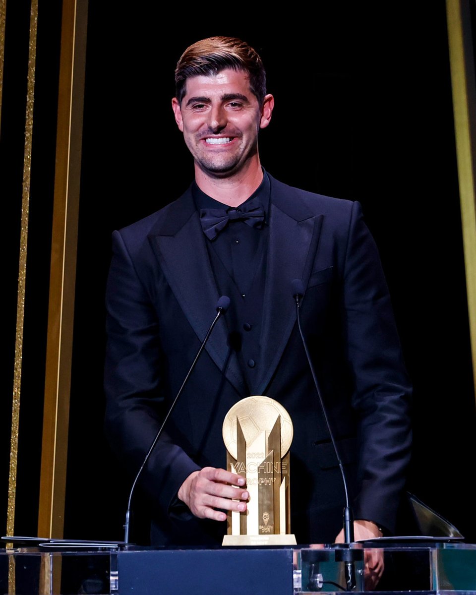 realmadrid's tweet photo. 😁 @ThibautCourtois 😁
#ballondor | #TrophéeYachine https://t.co/Mdg9dNHP6m