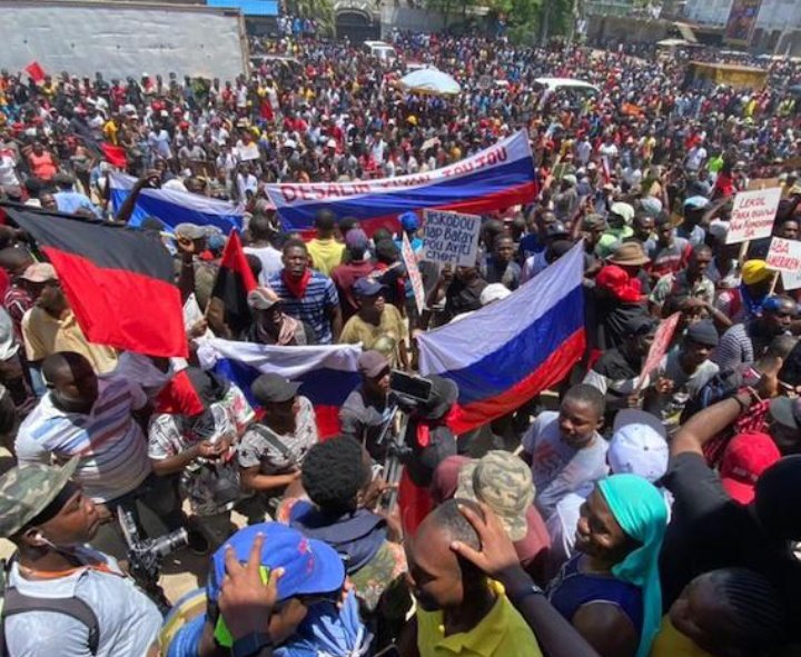 @_Alondra84 <a href="/ONU_es/">Naciones Unidas</a> <a href="/RoiLopezRivas/">Roi Lopez Rivas</a> <a href="/IzquierdaUnid15/">Izquierda Latina 💪</a> <a href="/Ivettelvarez5/">Ivette Álvarez5 DeZurda 🤝</a> @DrDennisIU <a href="/EstrellaViguer3/">Estrella Roja 🇨🇺</a> <a href="/elguayabero59/">El Guayabero 🇨🇺</a> @Bernardo_Musi <a href="/dcabellor/">Diosdado Cabello R</a> <a href="/IdaAitana/">Idalberto✊ 9.0k🇨🇺</a> <a href="/davidtzu07/">David Tzu 🇨🇺</a> <a href="/ElVindicadorCu/">El Vindicador 🇨🇺</a> En Puerto Príncipe, el pueblo de Haití vuelve a las calles este lunes, alzan banderas de 🇷🇺 y queman la de 🇺🇲 durante protesta por la llegada de militares Canadiense al país. 
🚫#NoInvasiónHaití 🗣️📣
#IzquierdaUnida