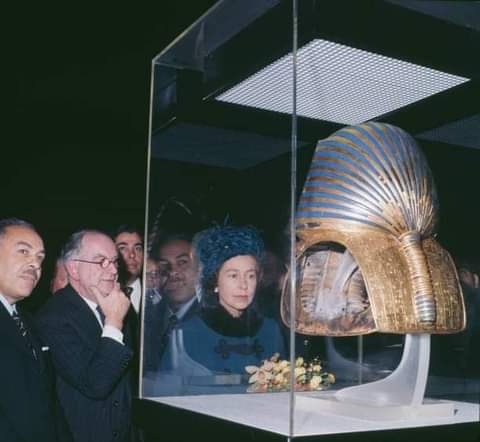 si56921096's tweet photo. Queen Elizabeth II views the d.eath mask of Egyptian pharoah Tutankhamun, after opening the 'Treasures of Tutankhamun' exhibition at the British Museum in London, UK, 29th March 1972. (Photo by Keystone/Hulton Archive/Getty Images) https://t.co/F4gXXPin8i