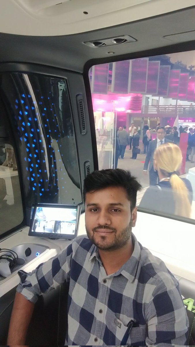 parmarthmori's tweet image. A bus that can ride independently, without driver on board 🚌

#driverlessbus #autonomousbus #GITEX2022 #GITEX #WTC #WorldTradeCentre #DigitalDubai #PMcommu #ITBusinessman #TechEntrepreneur #Parmarth #ParmarthMori #Dubai @GITEX_GLOBAL