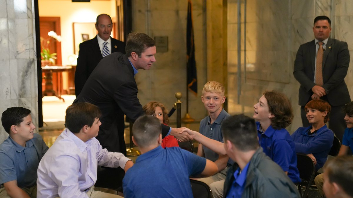 GovAndyBeshear's tweet photo. I loved getting the chance to meet the talented team members of the North Laurel Little League. Thanks for stopping by, and keep up your hard work! And make sure to thank your coaches and families. As a baseball Dad, I know the time it takes! https://t.co/LdMNRu4Ztm