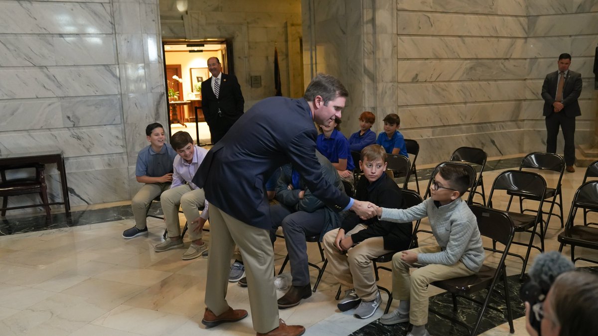 GovAndyBeshear's tweet photo. I loved getting the chance to meet the talented team members of the North Laurel Little League. Thanks for stopping by, and keep up your hard work! And make sure to thank your coaches and families. As a baseball Dad, I know the time it takes! https://t.co/LdMNRu4Ztm