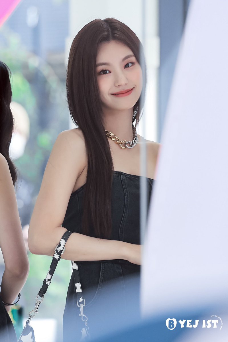 dailyhyj's tweet photo. her smile, please 🥺 https://t.co/xPuikcuPwc