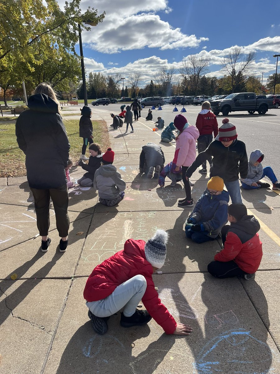 jmhv87's tweet photo. Kindness in chalk day 2022 @MonticelloMagic @ISD882 #l #lmemagic https://t.co/oqGesm8Qqt