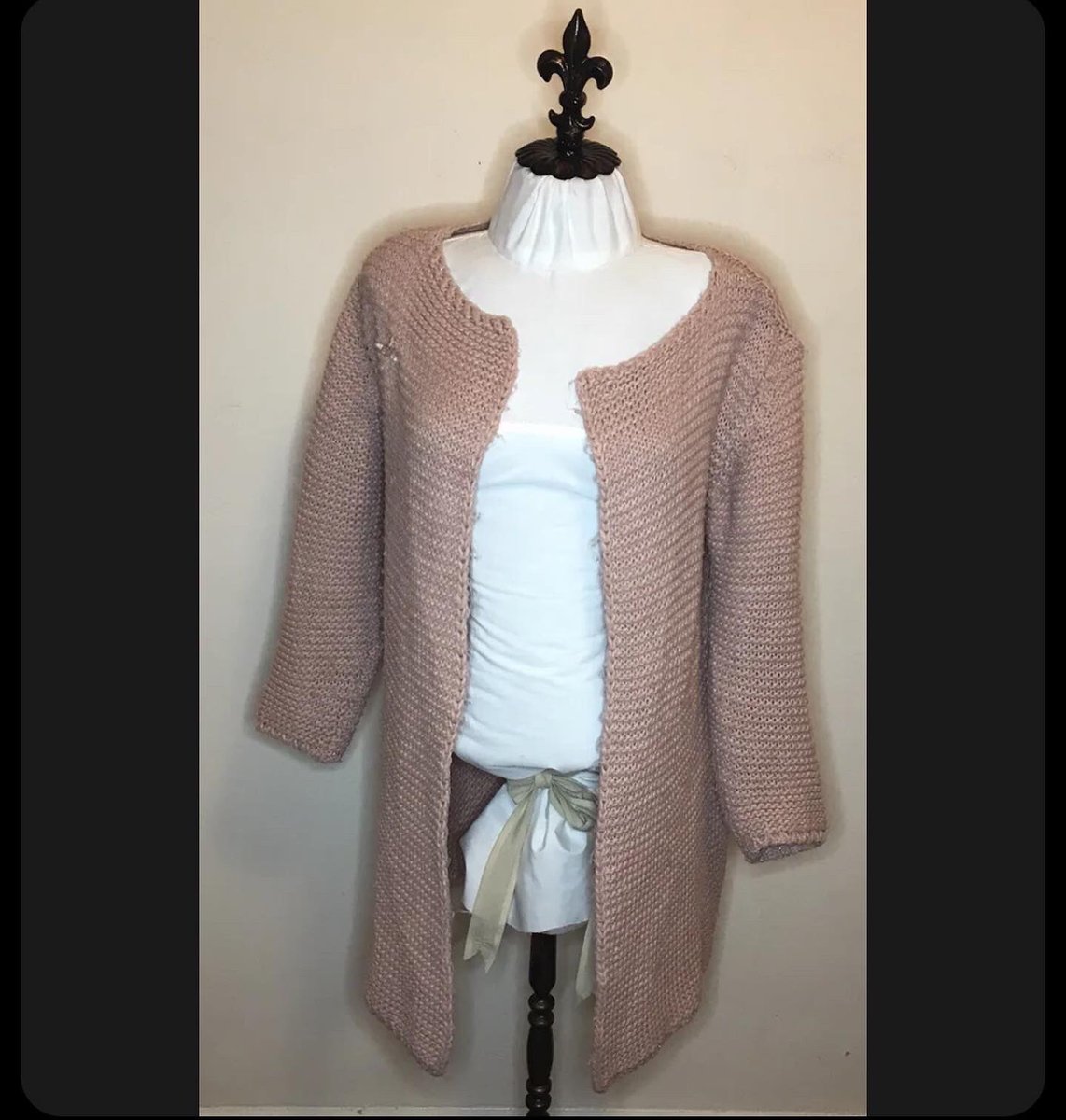 nikisebay's tweet photo. SOLD! £12 plus £4 shipping on my eBay, lovely costumer! Took the offer of £12 rather than the original £15 but still amazing🥳 #ebay #ebayselleruk #ebayselling #vinted  #vintedselleruk  #vintedselling #depop #depopselling #depopseller https://t.co/ziMigFgQMA
