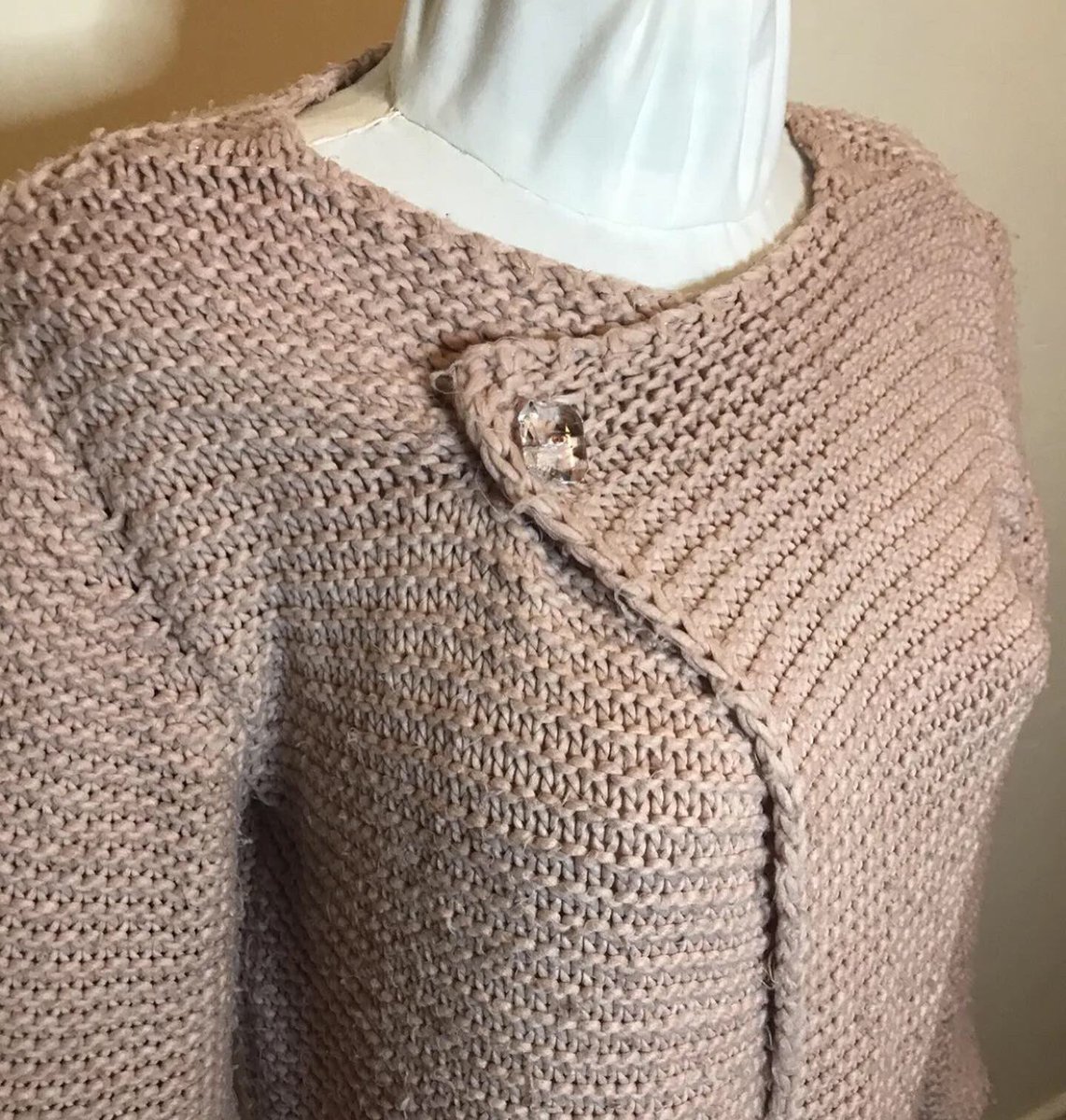 nikisebay's tweet photo. SOLD! £12 plus £4 shipping on my eBay, lovely costumer! Took the offer of £12 rather than the original £15 but still amazing🥳 #ebay #ebayselleruk #ebayselling #vinted  #vintedselleruk  #vintedselling #depop #depopselling #depopseller https://t.co/ziMigFgQMA