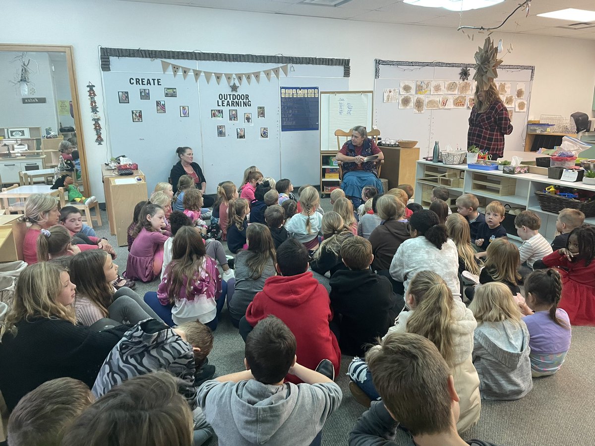 MrHopewellGR5_6's tweet photo. We celebrated the falling leave moon today with Aunt Marlene. Recognizing how the leaves are blanketing Mother Earth for the winter. #reconcilaction #ocsbdl @MaribethHelgas2 @MichaelCorkOCSB https://t.co/BY3XLe5BAG