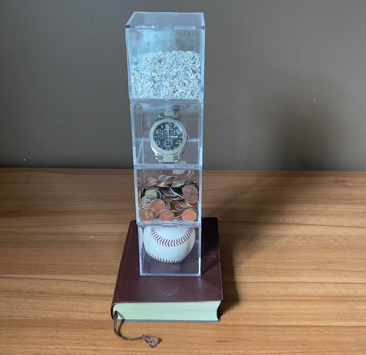 orlaboffill's tweet photo. Columna infinita (2022)
Mixta: Biblia, cajas acrílicas, pelota,monedas,reloj y arena https://t.co/7OiCBEPZFp