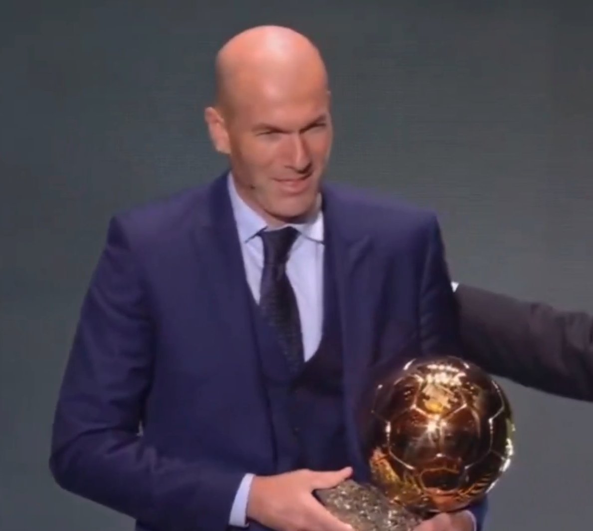 Grimkujow_'s tweet image. ZIDANE BALLON D’OR 2022 !!!!! BRAVO CHAMPION 👏🏽👏🏽👏🏽🏆