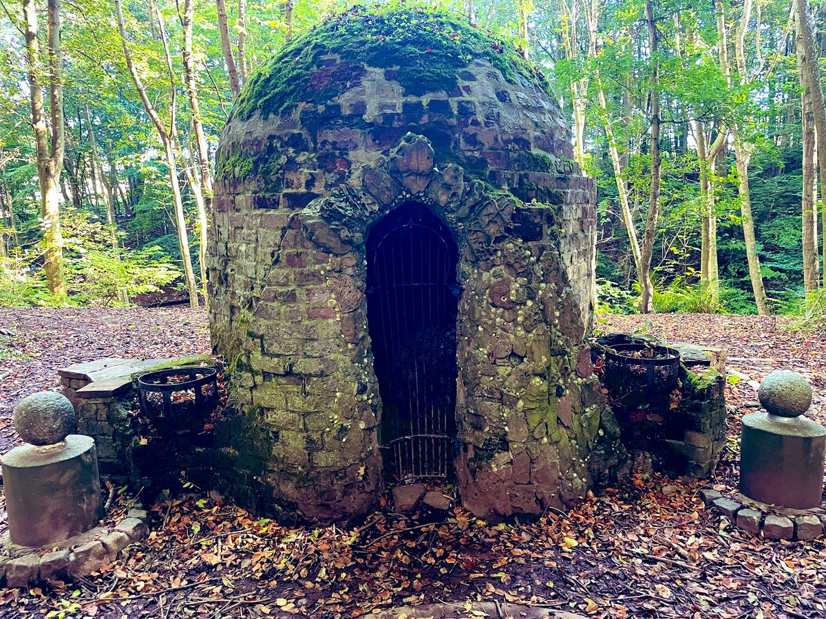 cloann199's tweet photo. 📍 Dunnottar woods
Found a little Little shell house in #dunnottarwoods near #Stonehaven owned by Lady Kennedy #shellhouse #visitingscotland https://t.co/uwqUtJ7l2y