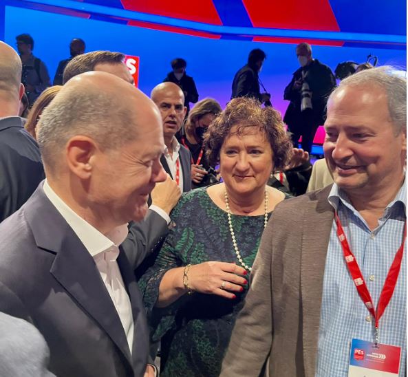 SCHIEDER's tweet photo. "Zeiten des Wandels sind auch Zeiten der Einigkeit. Europa ist unsere Zukunft und wir werden unsere Zukunft mutig gestalten." - Es hat mich sehr gefreut @OlafScholz beim #PESCongress wiederzusehen @MJRodriguesEU #throwback #Progressives4Europe https://t.co/uXhfFpSjP7