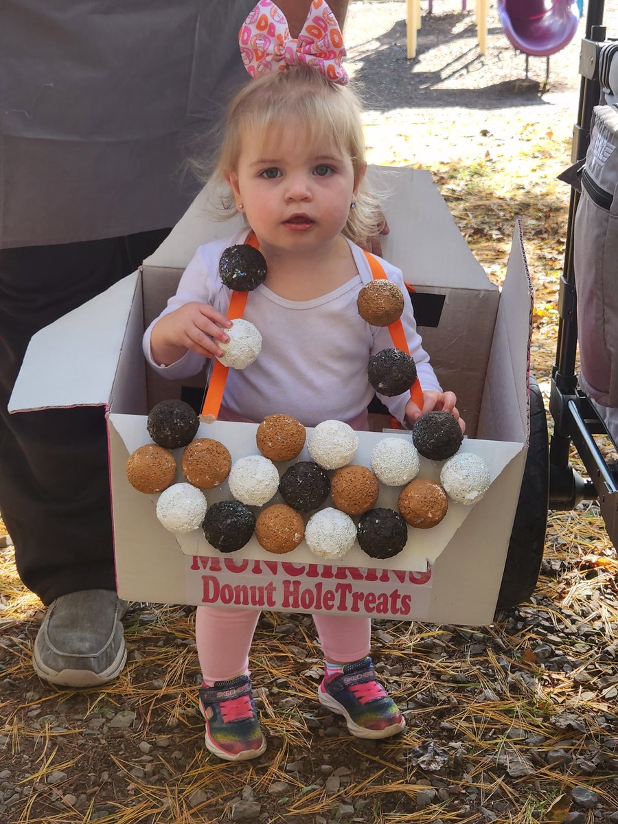 kellydorbit's tweet photo. My box of munchkin.

#halloweencostume #daddymadeit #runondunkin #munchkin

@dunkindonuts https://t.co/oOG9j16mVc