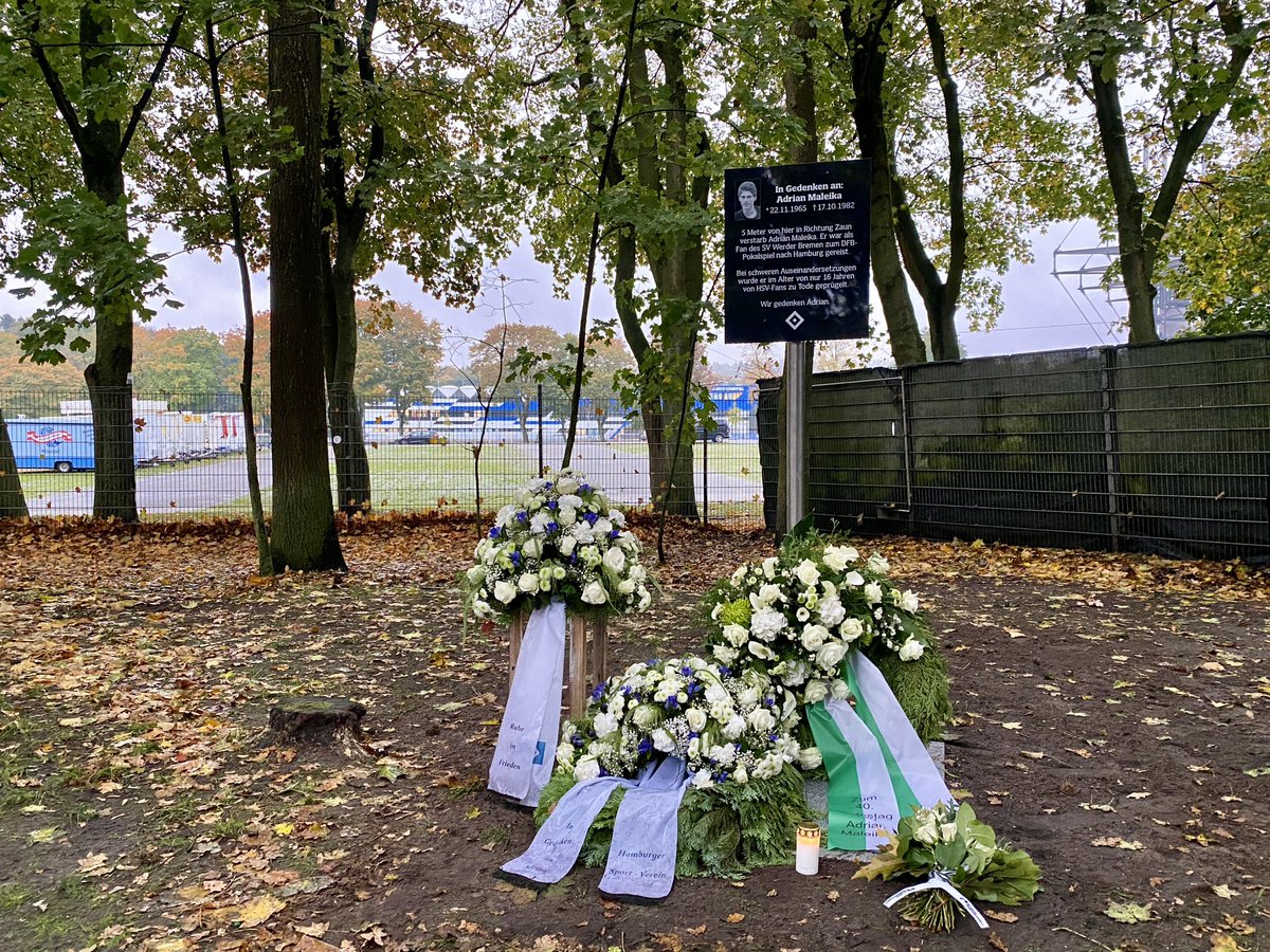 HSV's tweet photo. Wir starten mit der Einweihung einer Gedenktafel für Adrian Maleika am Volksparkstadion. 🙏🏼 

#nurderHSV https://t.co/McbPAtDXo4