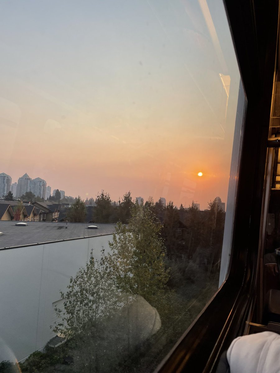 A gorgeous Monday morning commute. Thank you <a href="/TransLink/">TransLink BC</a>