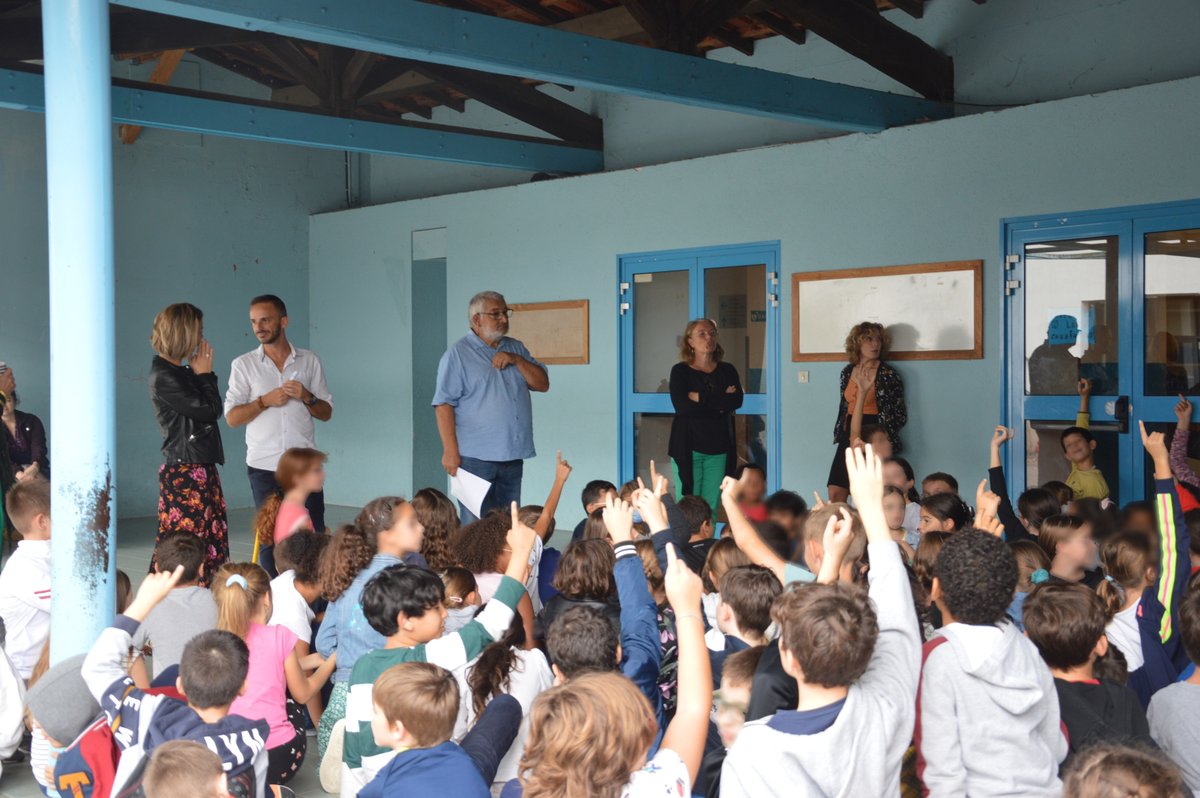 bouloc31's tweet photo. Rémi Pérotin, premier adjoint et Francis Bennarous, conseiller délégué en charge du Conseil Municipal des Jeunes ont présenté cet après-midi la future instance citoyenne. Le CMJ a suscité un grand intérêt auprès des enfants de l'école élémentaire Antoine-Bernes. https://t.co/64U47P8mIh