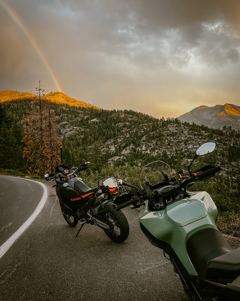 Hitting our favorite mountain roads with friends on the Zero DSR/X before seasonal closures. Which mountain passes can't be missed before winter hits?

📸 <a href="/jennylinquist/">Jenny Linquist</a>
#ZeroDSRX #AdventureElectrified
