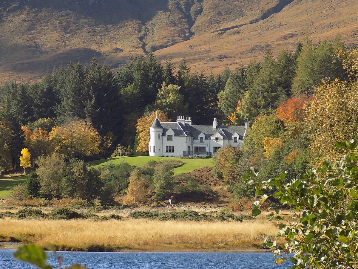 GuidesIsle's tweet photo. After a fabulous season guiding with Thistle Excursions, it's time to turn my attention to developing my own tours so that I can offer a year round service.  Scotland isn't just for the summer.  Autumn in the Highlands is a kaleidoscope of colour &amp; sound. https://t.co/N5lFCbGLej