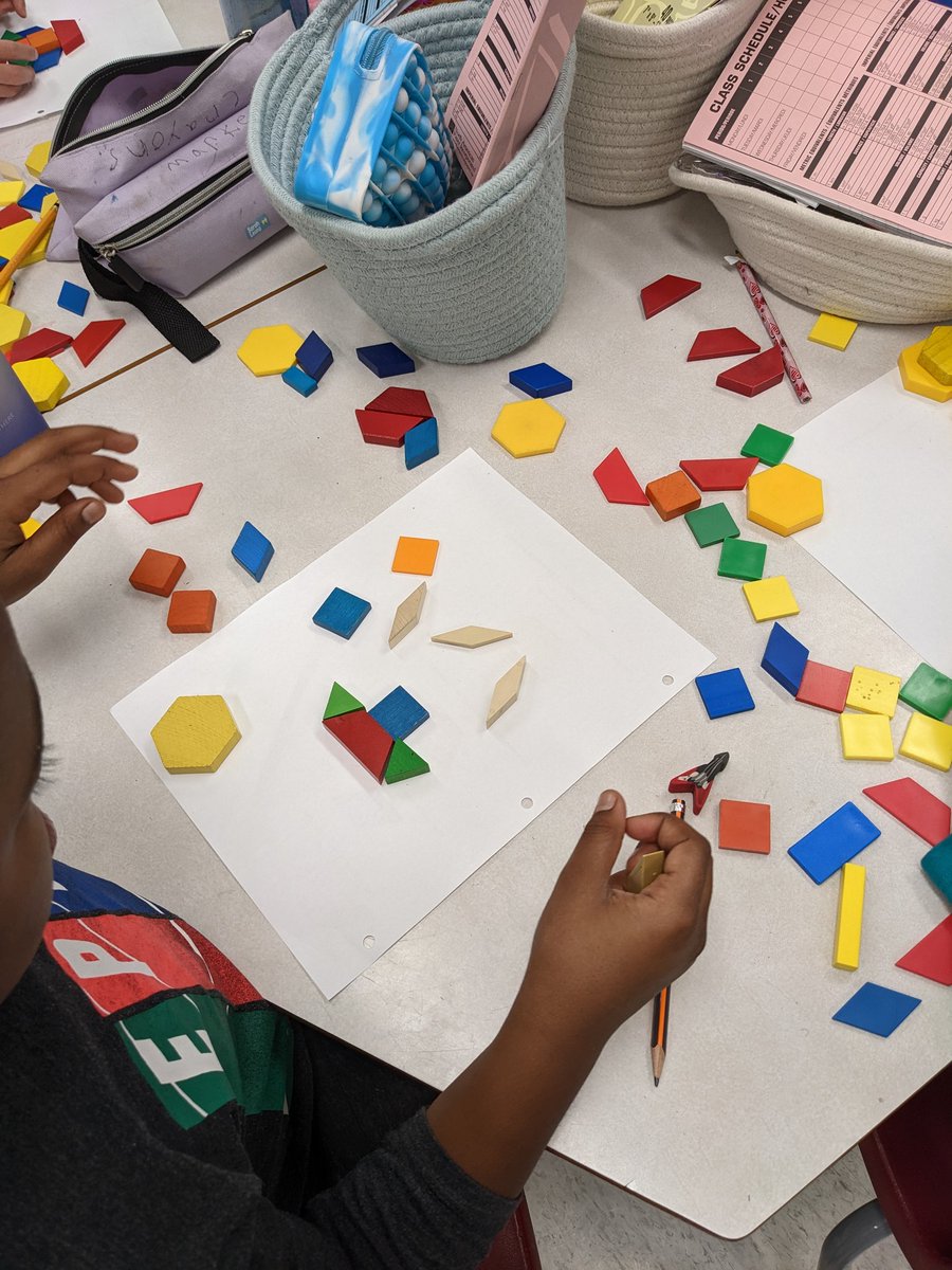katalin_diaz's tweet photo. Exploring how to compose and decompose shapes. #2dgeometry #lukocsb https://t.co/vZQcGgEMTc