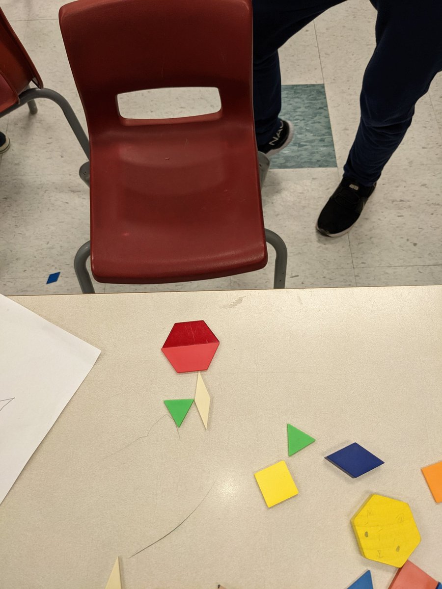 katalin_diaz's tweet photo. Exploring how to compose and decompose shapes. #2dgeometry #lukocsb https://t.co/vZQcGgEMTc