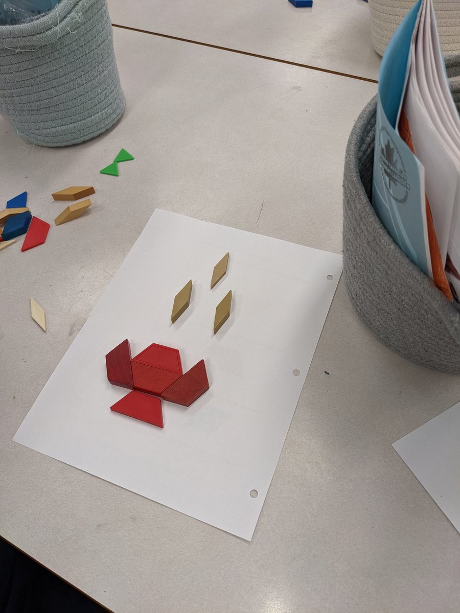 katalin_diaz's tweet photo. Exploring how to compose and decompose shapes. #2dgeometry #lukocsb https://t.co/vZQcGgEMTc