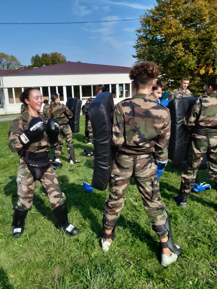 Pour la 2nde année, une classe de 3ème participe à une Classe de Sécurité et Défense Générale avec le <a href="/5eDragons/">5e régiment de dragons</a>. Les élèves, par plusieurs moments d'échanges avec les militaires, abordent les notions de défense nationale, d'engagement et de responsabilité.
#ParcoursCitoyen