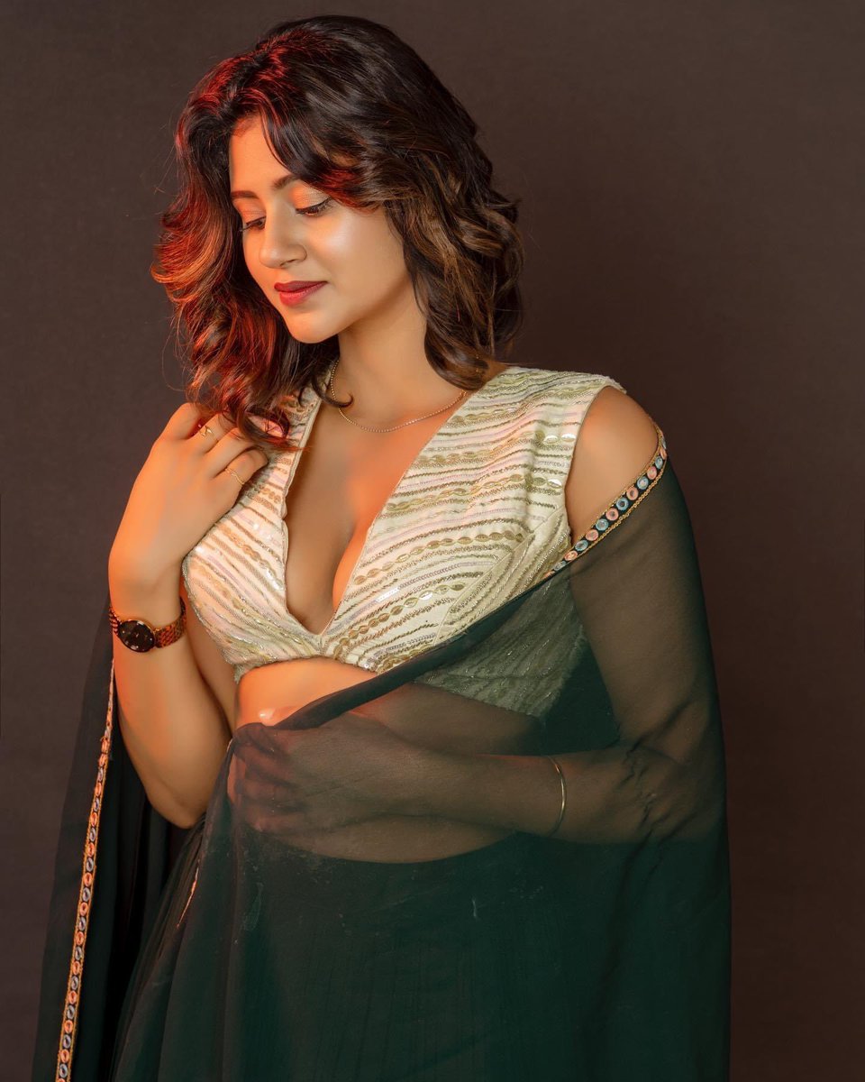 Athy1510's tweet photo. Just like the butterflies, you are looking so beautiful.@AnjaliArora1050 
#AnjaliArora #20MillionOnSaiyyan https://t.co/yMk9F0HqBT