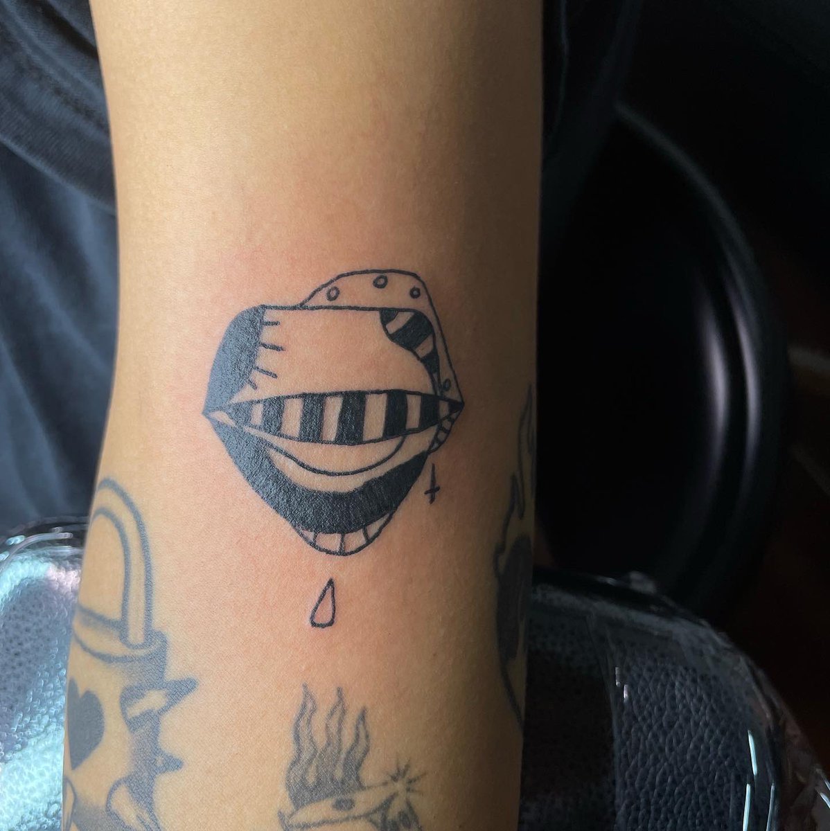 pinchecozyb's tweet photo. Been hella busy with my apprenticeship. Blessed to have so much support 🥲🙏🏽
.
.
.
#tattoos #blackwork #linework #details #abstract #abstracttattoos #houston #texas https://t.co/nxyLDTt50g