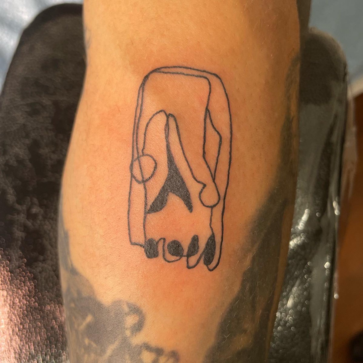 pinchecozyb's tweet photo. Been hella busy with my apprenticeship. Blessed to have so much support 🥲🙏🏽
.
.
.
#tattoos #blackwork #linework #details #abstract #abstracttattoos #houston #texas https://t.co/nxyLDTt50g