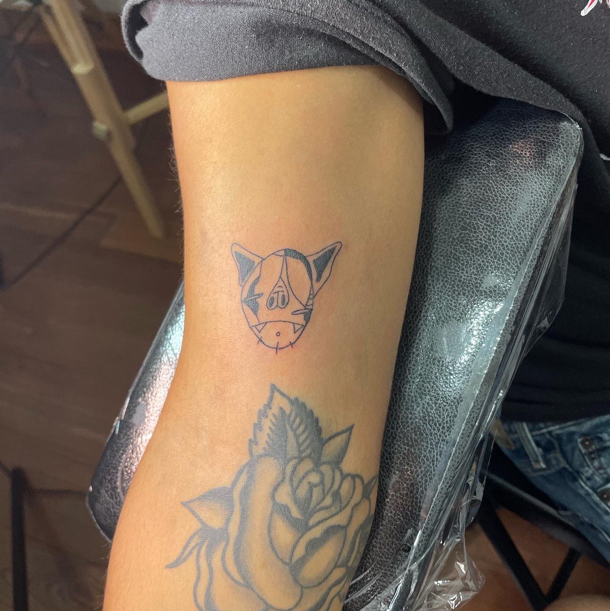pinchecozyb's tweet photo. Been hella busy with my apprenticeship. Blessed to have so much support 🥲🙏🏽
.
.
.
#tattoos #blackwork #linework #details #abstract #abstracttattoos #houston #texas https://t.co/nxyLDTt50g